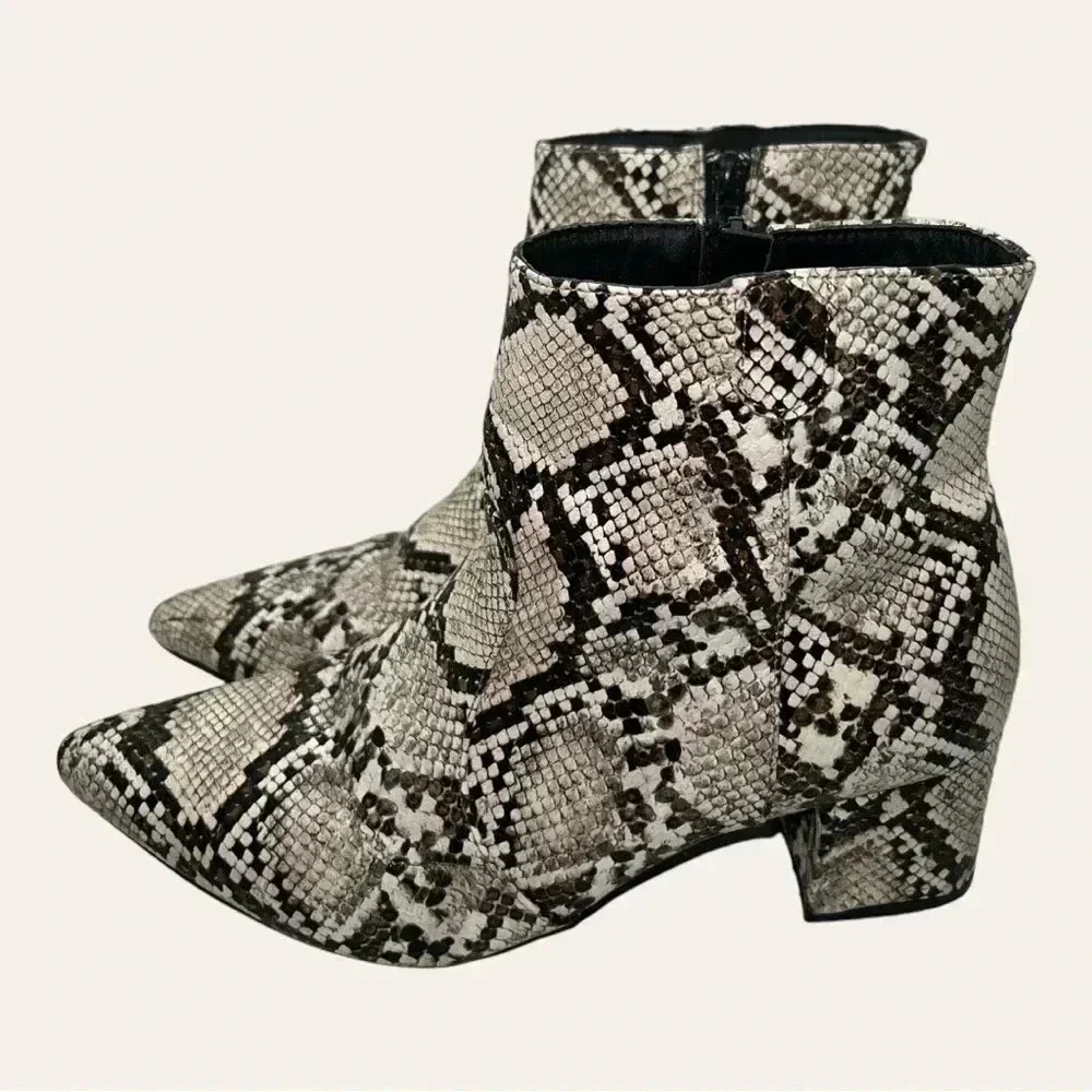4487. QUPID ANKLE BOOTIES FAUX SNAKE SKIN‎ SIZE 7.5